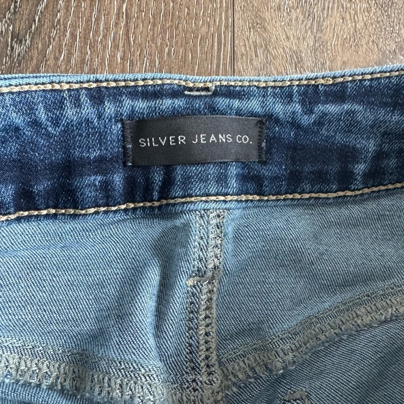 Silver Jeans. Raw hem, boyfriend style. Women’s size 27. Excellent condition. - Picture 3 of 7